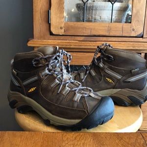 NWT KEEN HIKING BOOTS 8.5